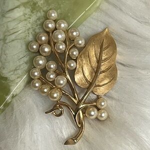 Vintage Trifari Leaves Pearls Brooch